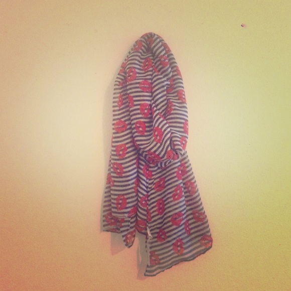 Striped scarf with lip print!