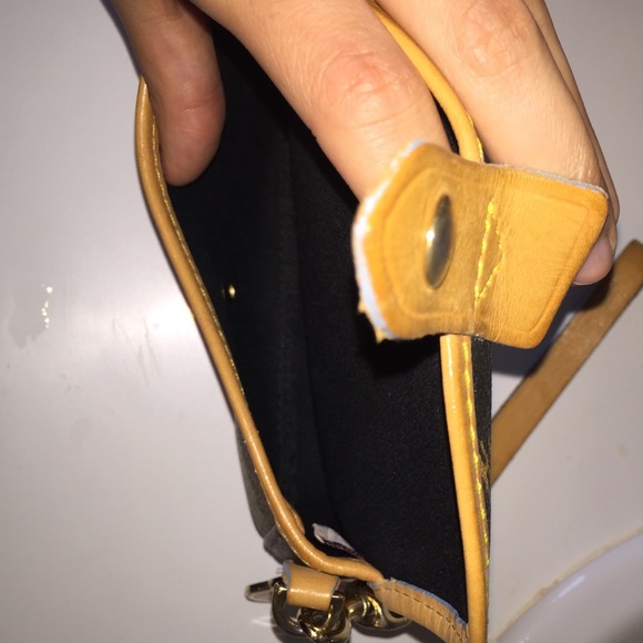 Dooney & Bourke wristlet - Picture 4 of 4