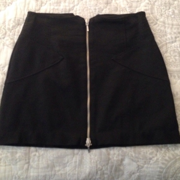 BCBG black mini with zipper front - Picture 1 of 4