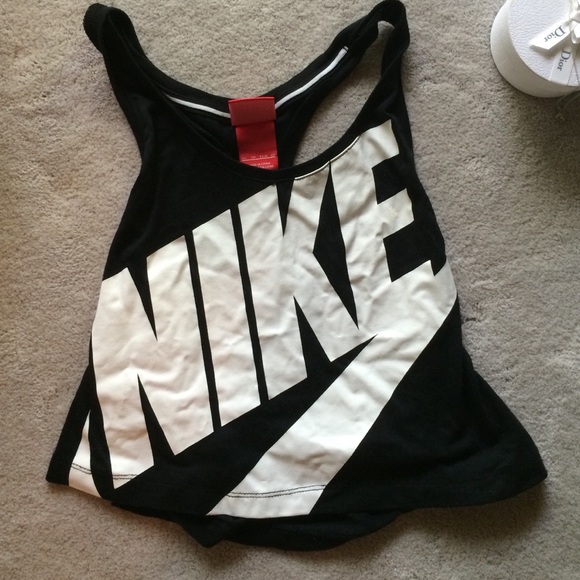 Cropped Nike tank