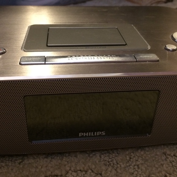 Philips radio/iPhone/iPod dock entertaining system