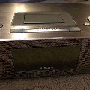 Philips radio/iPhone/iPod dock entertaining system