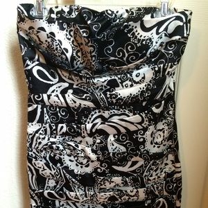 Short black and white strapless dress.