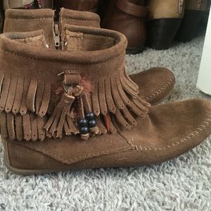Minnetonka Boots Size 7.5
