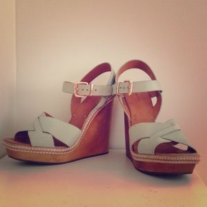 Never worn! Wooden wedge with leather strap