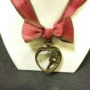 Glass heart choker