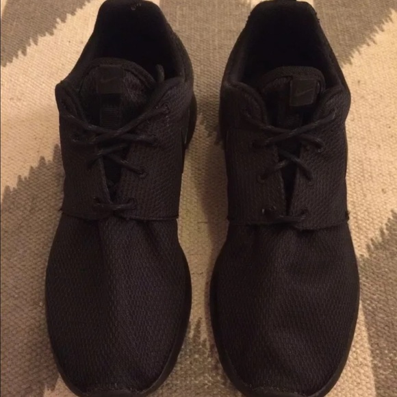 SOLD!! 😏 Black on black Nike Roshe Run - Picture 2 of 4