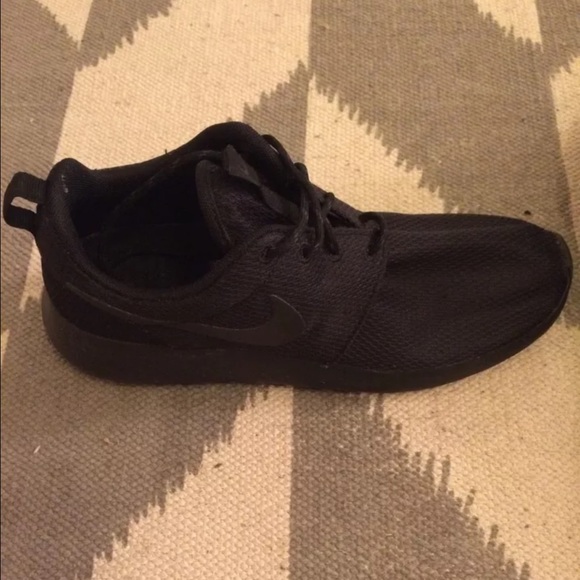 SOLD!! 😏 Black on black Nike Roshe Run - Picture 3 of 4