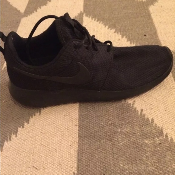 SOLD!! 😏 Black on black Nike Roshe Run - Picture 4 of 4