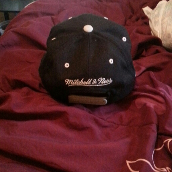 Snap back hat - Picture 3 of 3