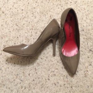 Grey pumps