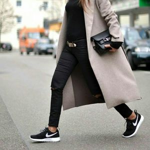 All Black Nike Run Roshe