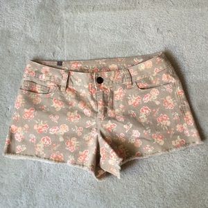Floral frayed denim shorts