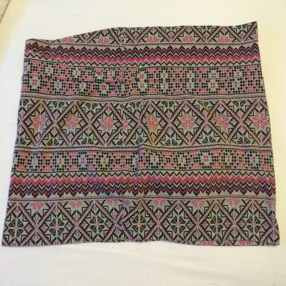 Patterned Body-Con Skirt. - Picture 3 of 3