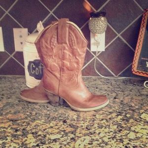 Barely worn cowboy boots!!