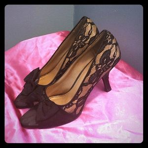 🌟OPEN TOED GOLD AND BLACK LACE HEELS