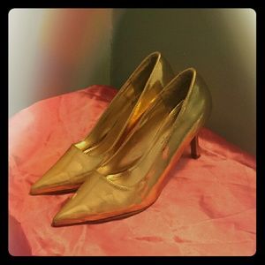 GOLD POINTED TOE HEELS
