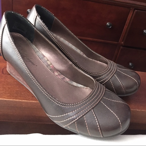A brown pair small heeled dress shoes