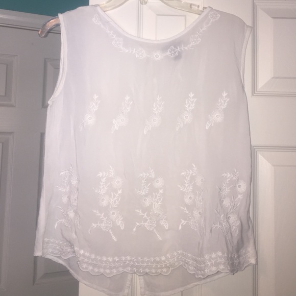 White top - Picture 1 of 4