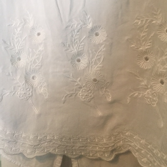 White top - Picture 2 of 4