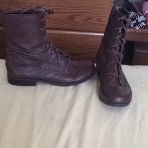 Brown American eagle combat boots.