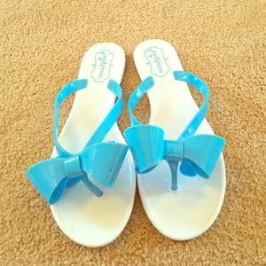 Blue/white bow flip flops