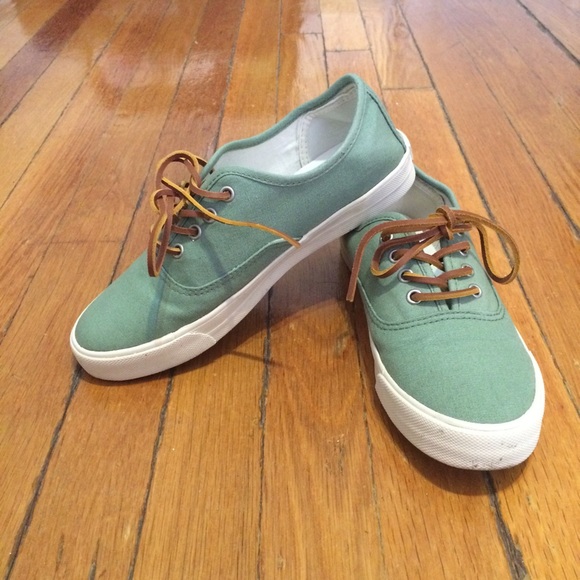 American Eagle lace up sneaker