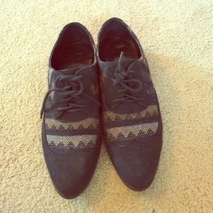 Black/navy/cream peasant shoes