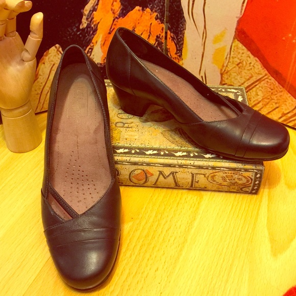 Clarks Navy Blue Pumps