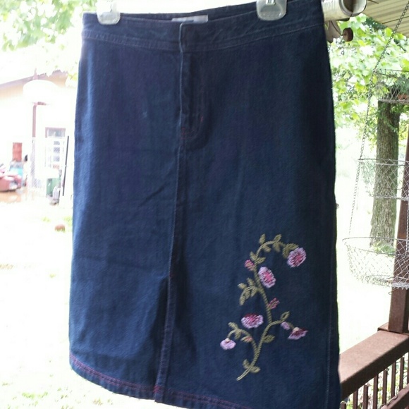 Gap denim skirt with flowers - Picture 2 of 4