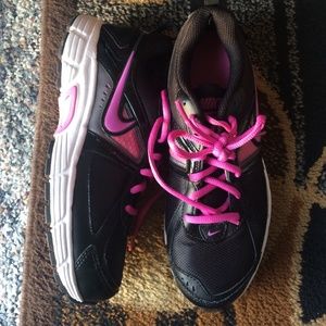 NWOT Nike Black and Fuschia Sneakers