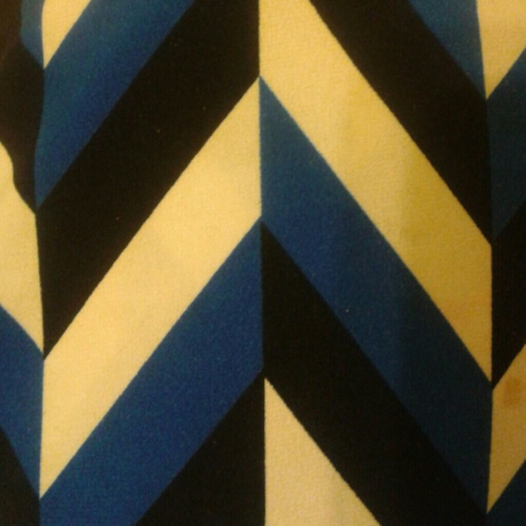 Pretty blue, Blac, and white zigzag blouse - Picture 3 of 4