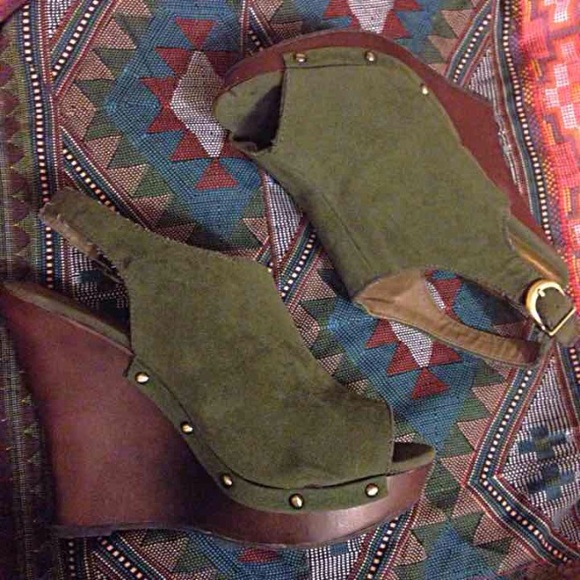 Green open toe wedge