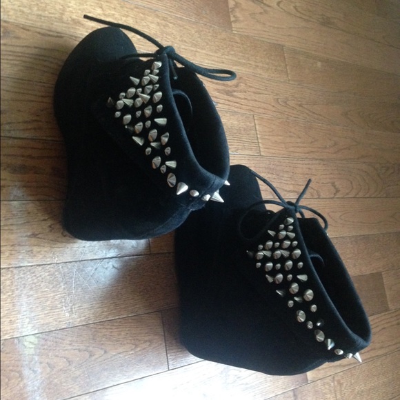 Spiked black wedges - Picture 2 of 4