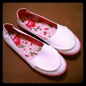 ** SOLD IN BUNDLE ** New Rocket Dog Flats