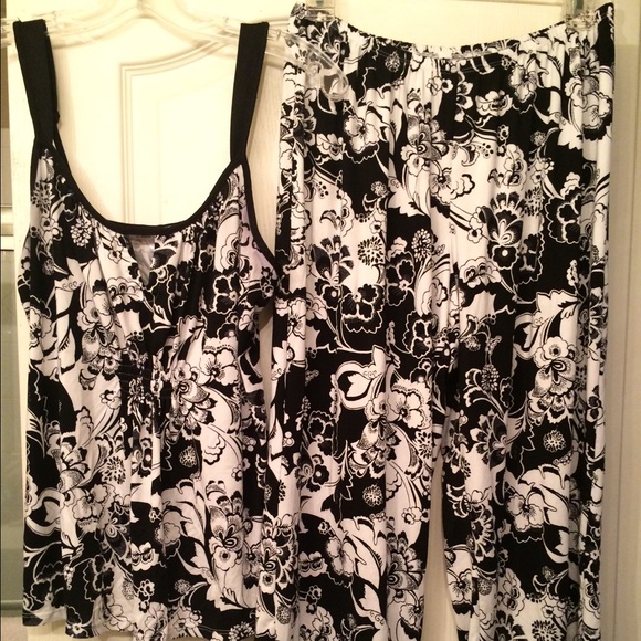 Sold! 🎉🎉🎉Black and white pajama set