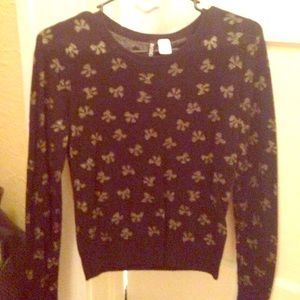 Super cute h&m sweater with gold bows. Size 6 U.S