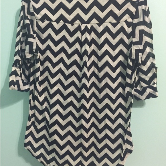 Chevron Button-Up Top✖️✖️✖️ - Picture 2 of 4
