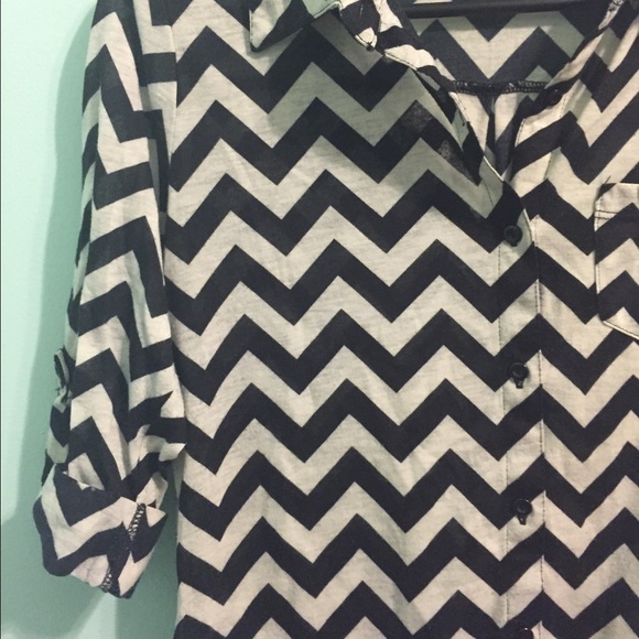 Chevron Button-Up Top✖️✖️✖️ - Picture 3 of 4