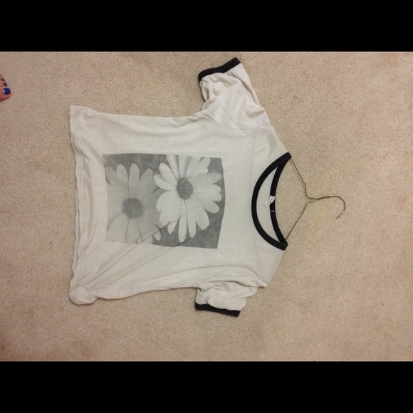 Brandy Melville flower tshirt