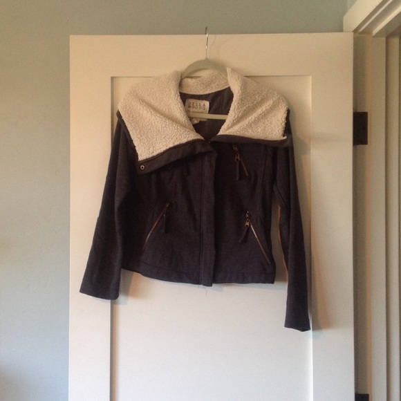 Super cute gray billabong jacket!