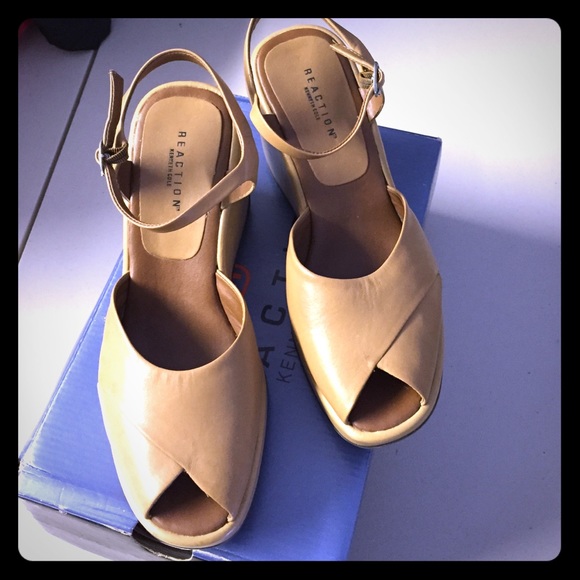 Kenneth Cole used sandals