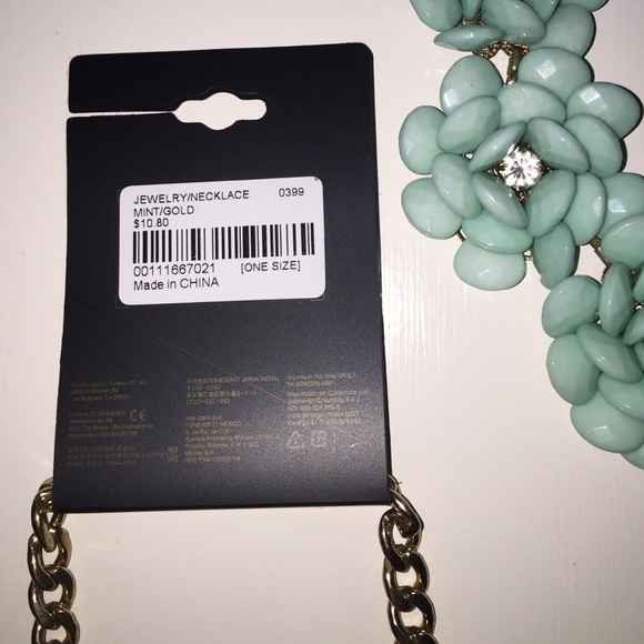 FOREVER 21 FLOWER NECKLACE - Picture 2 of 2