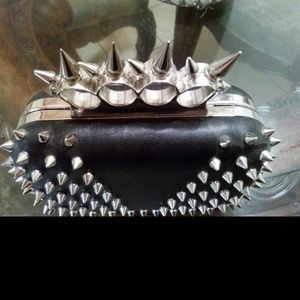 Spike Knuckle Clutch