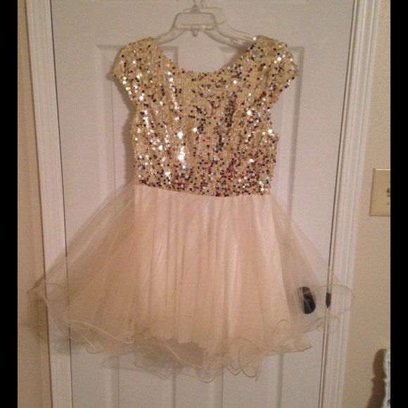 Dresses & Skirts - ⭐️FINAL PRICE DROP⭐gold sequin tulle dress