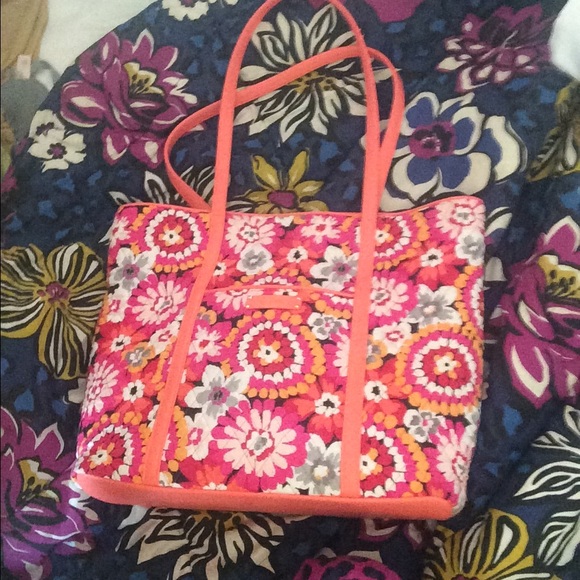 Vera Bradley "vera" tote in pixie blooms!