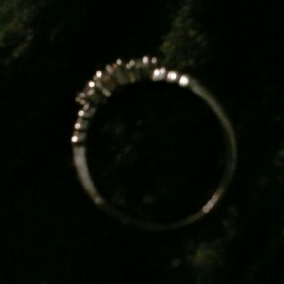 Classic, chic ring. - Picture 2 of 3