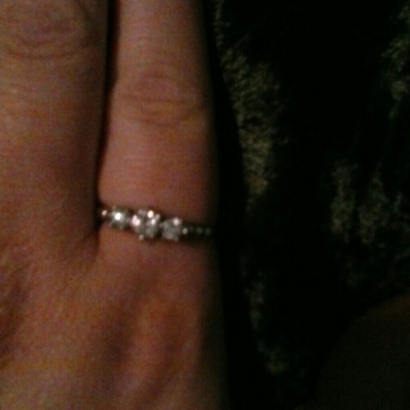 Classic, chic ring. - Picture 3 of 3