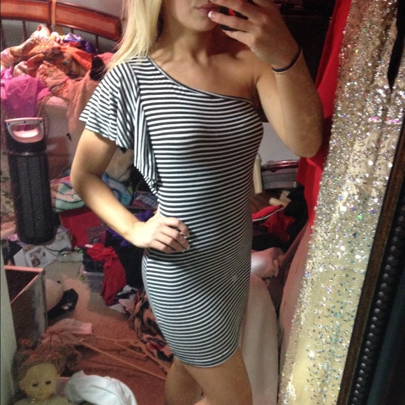 Tight blue/white dress with ruffle sleeve