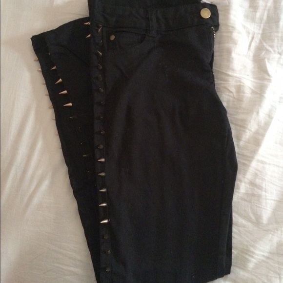 Skinny jeans, gold studded